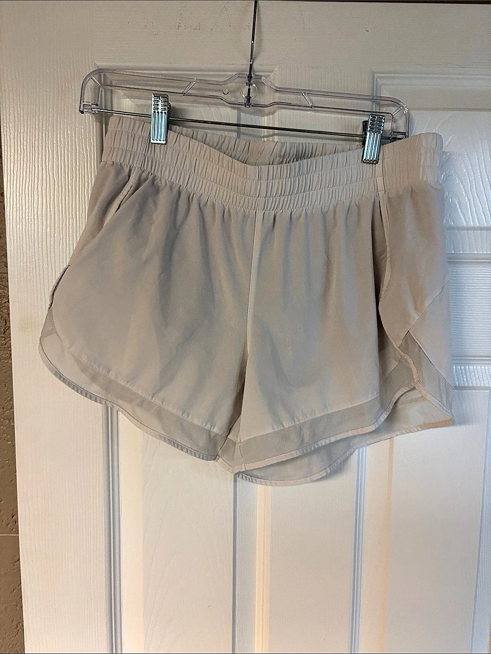 Athleta Mesh Racer Run 4" Short Athletic Shorts White Medium